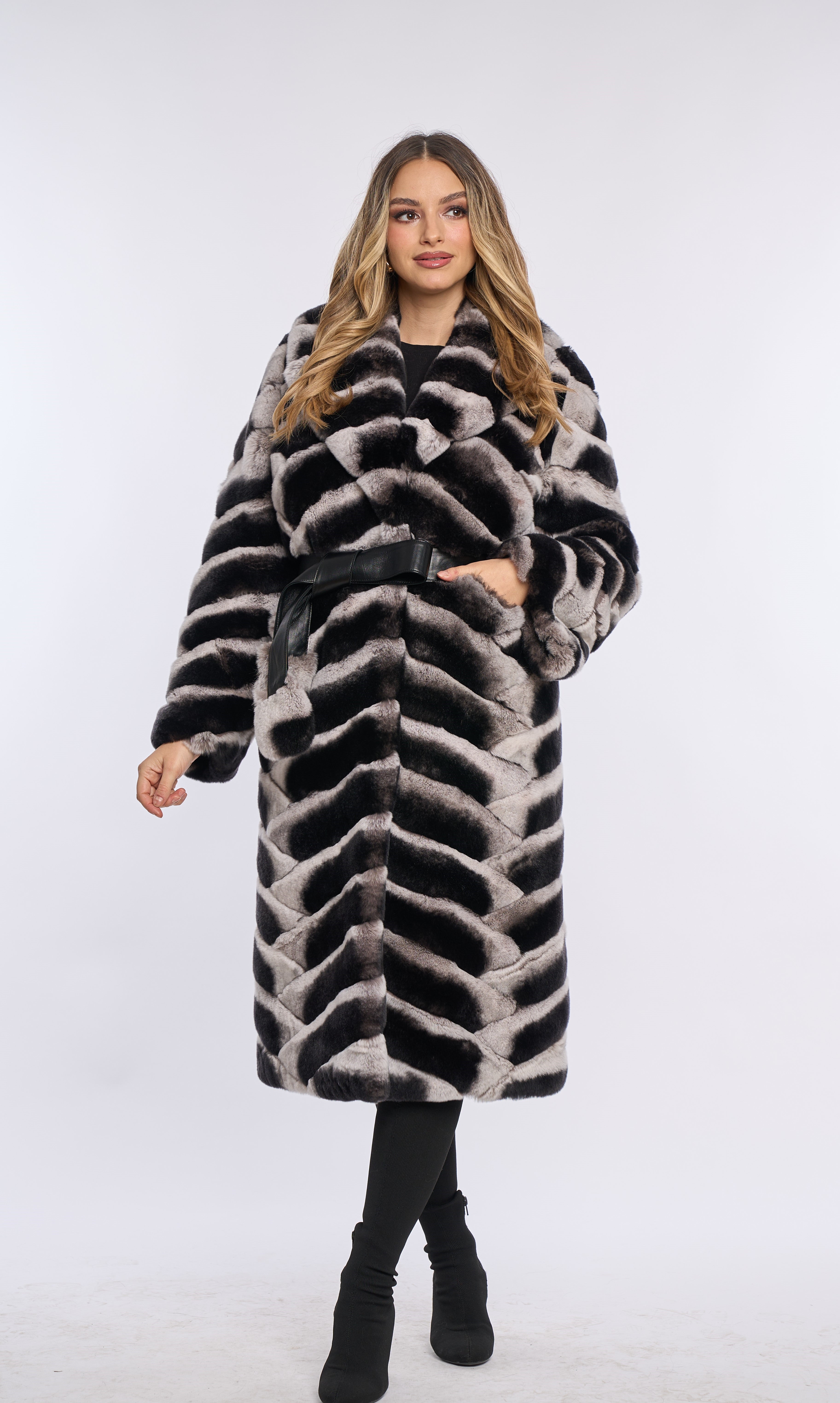 Haina din blana de rex chinchilla model impletit, alb-negru Haina din blana de rex chinchilla model impletit, alb-negru