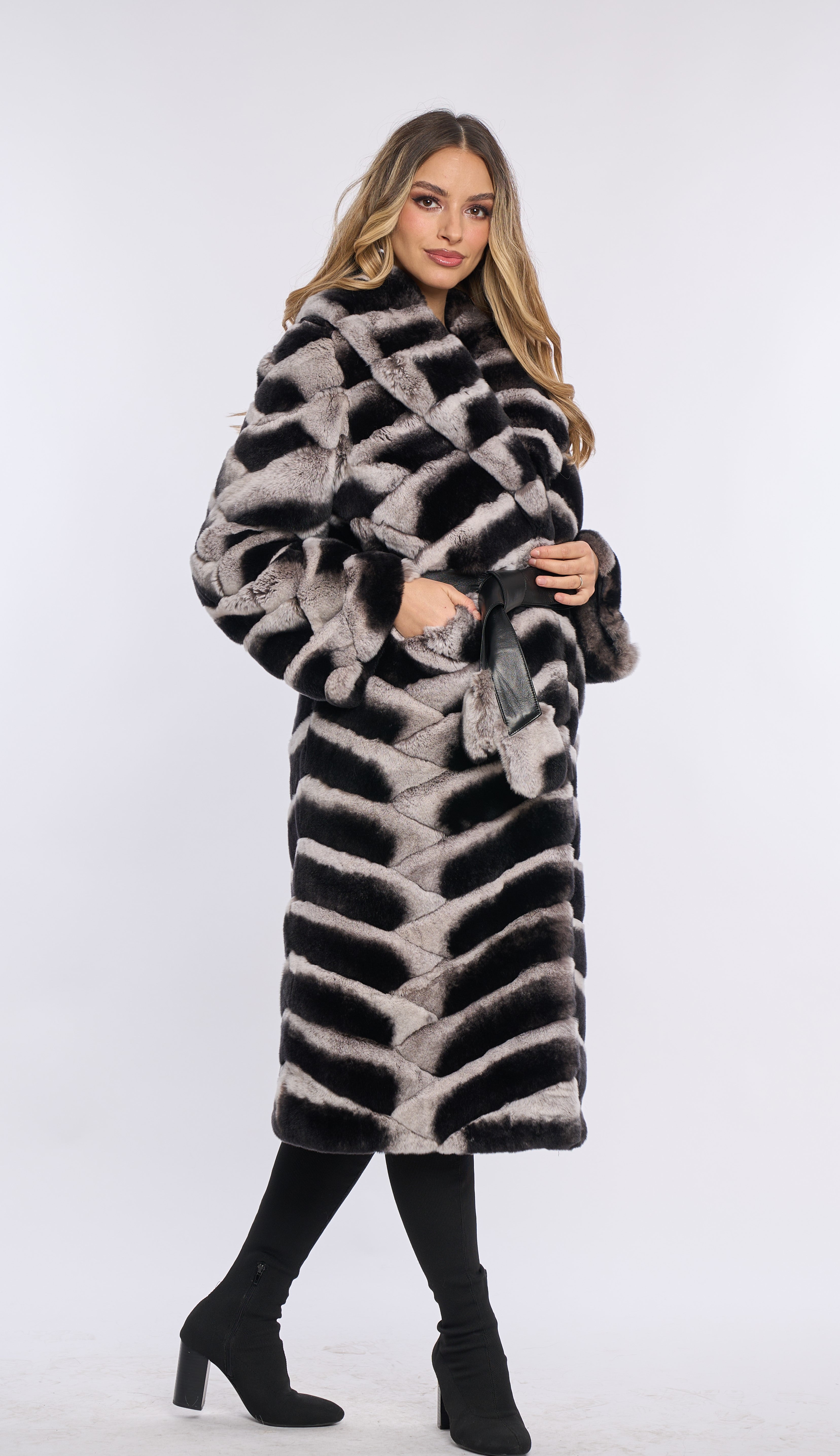 Haina din blana de rex chinchilla model impletit, alb-negru Haina din blana de rex chinchilla model impletit, alb-negru