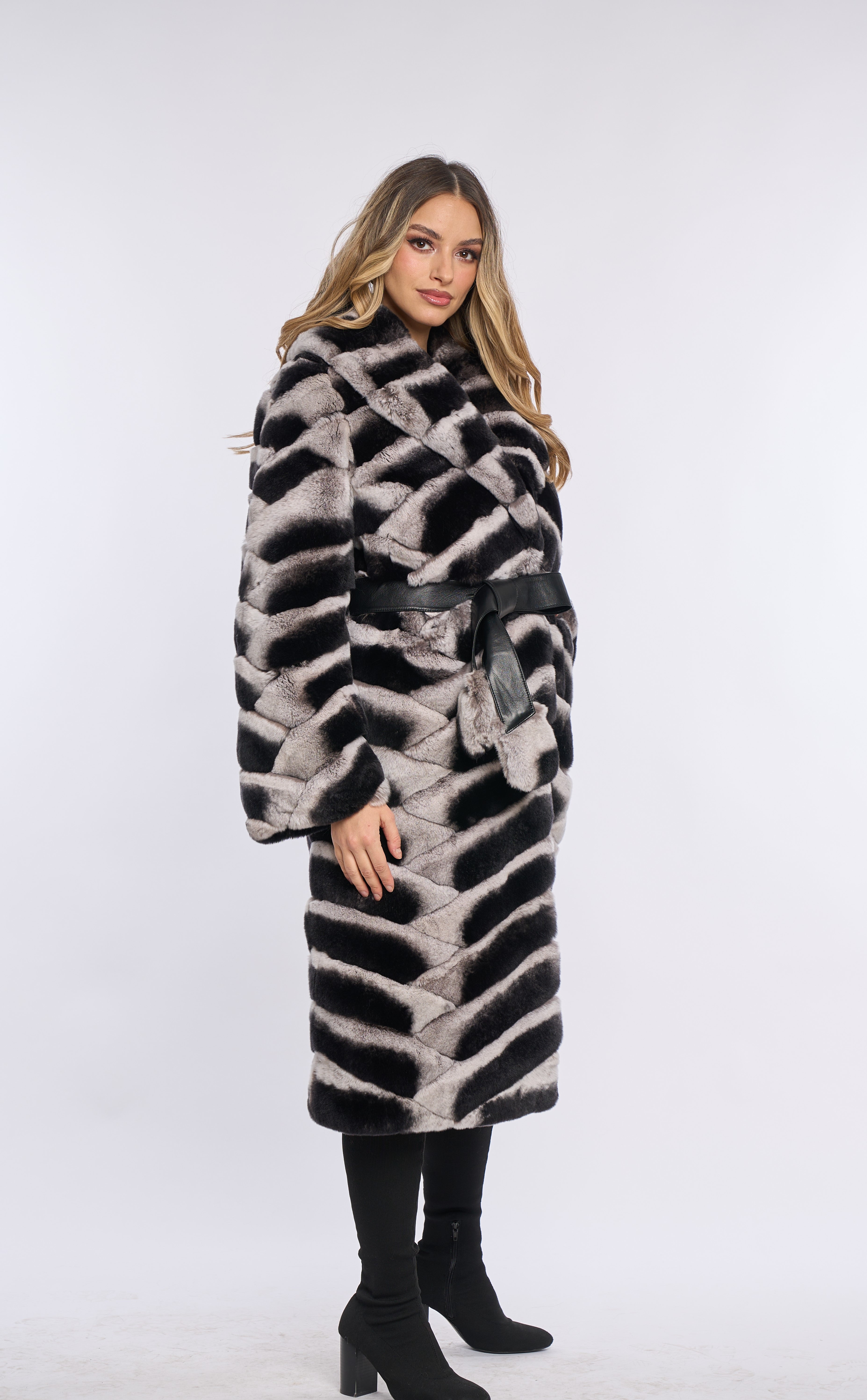 Haina din blana de rex chinchilla model impletit, alb-negru Haina din blana de rex chinchilla model impletit, alb-negru