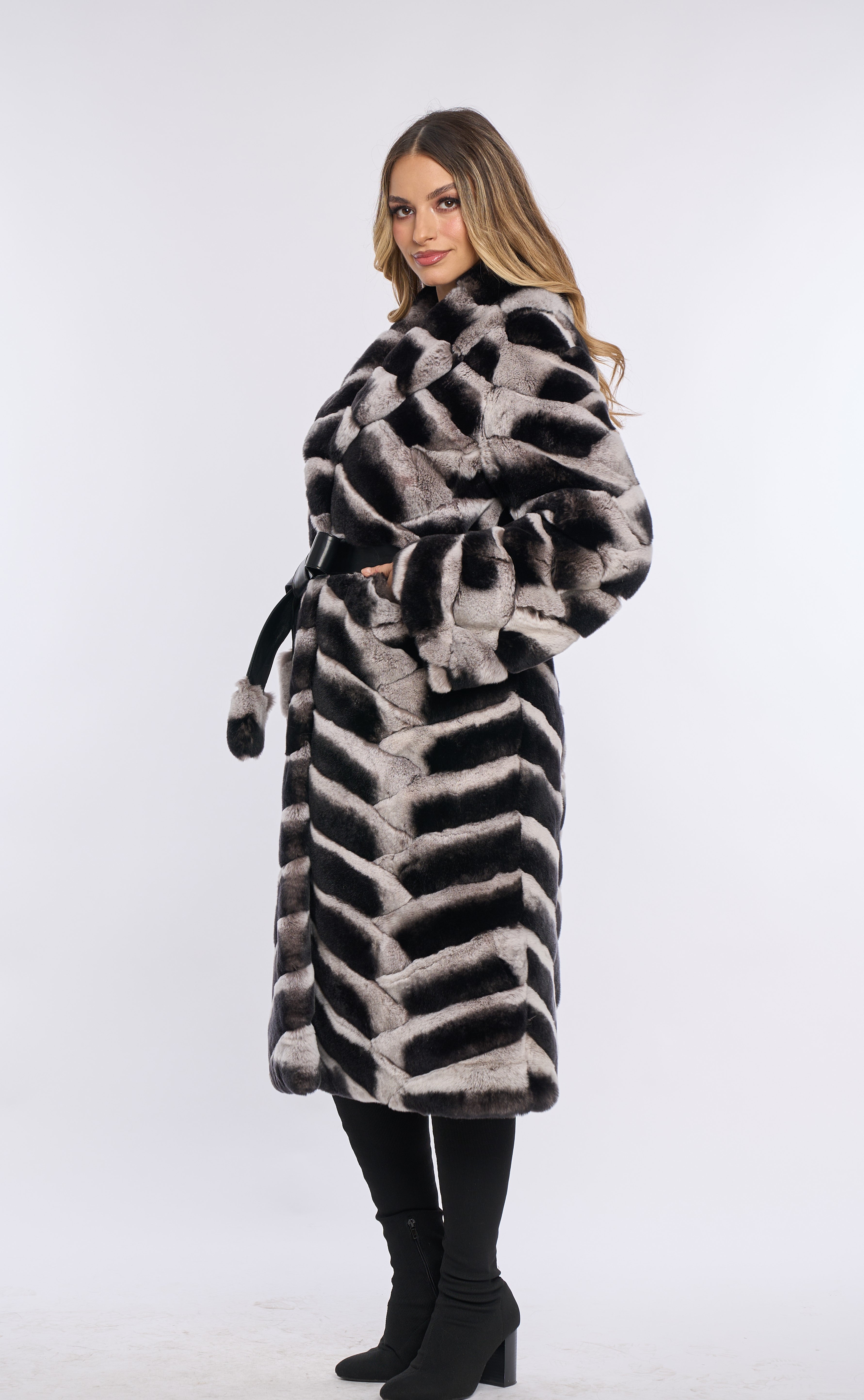 Haina din blana de rex chinchilla model impletit, alb-negru Haina din blana de rex chinchilla model impletit, alb-negru