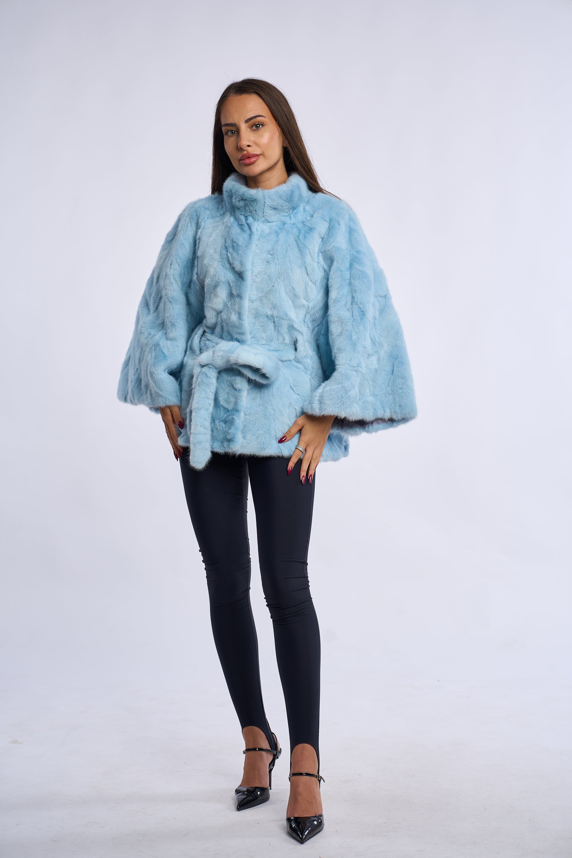 Haina blana naturala de vizon  cu cordon, baby blue