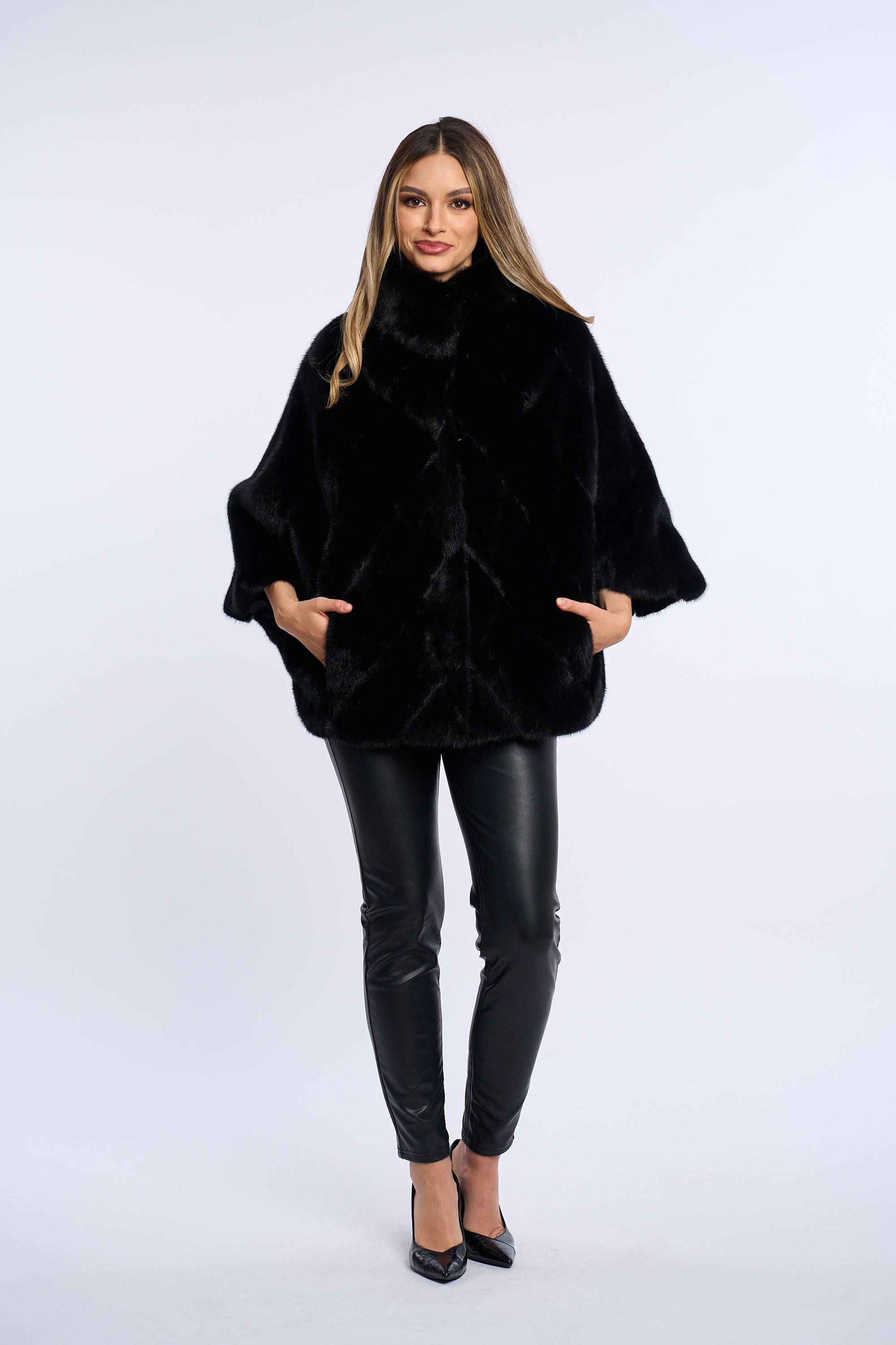 Haina blana vizon in V, poncho, neagra