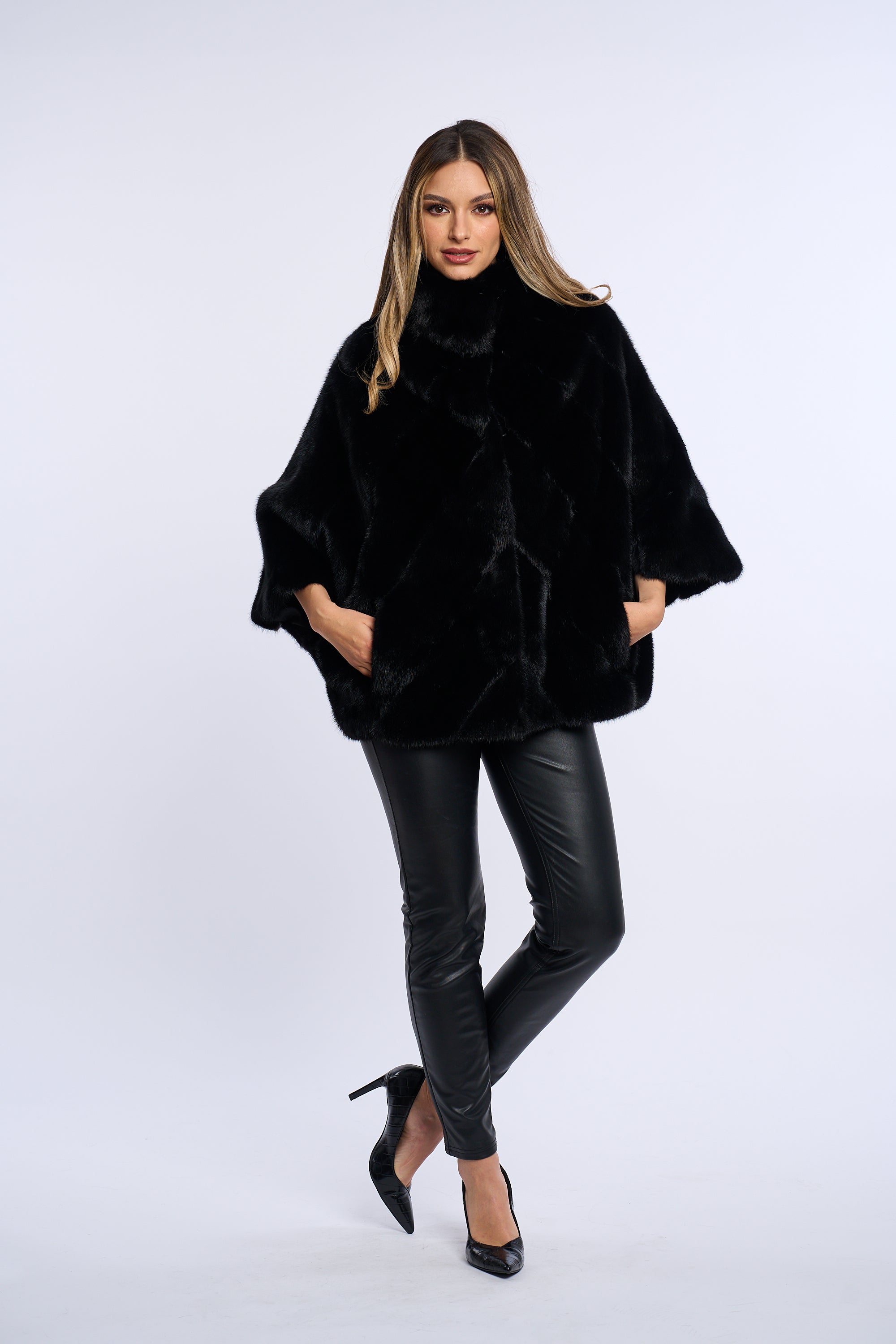 Haina blana vizon in V, poncho, neagra