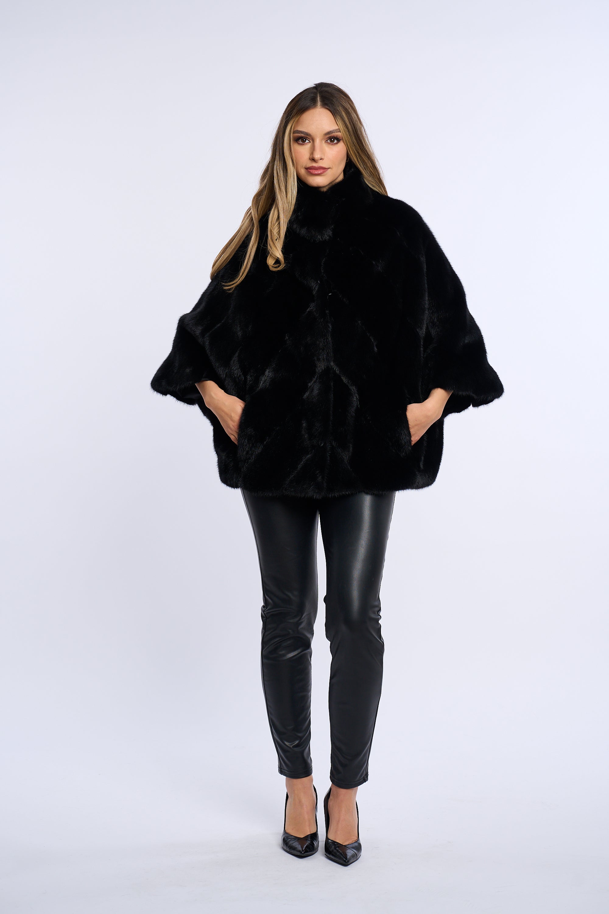 Haina blana vizon in V, poncho, neagra