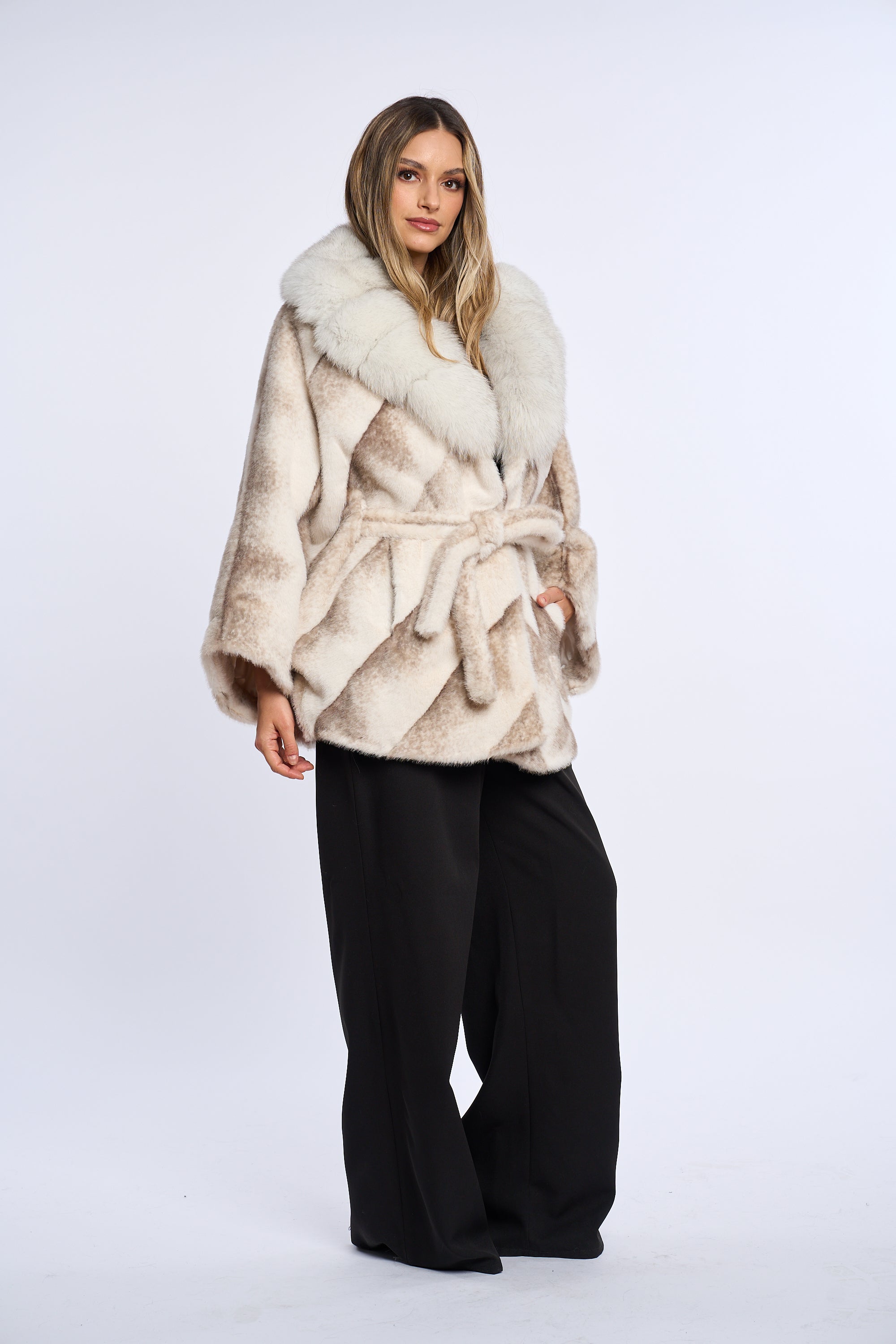 Palton alcantara stil fluture cu blana de vulpe, alb