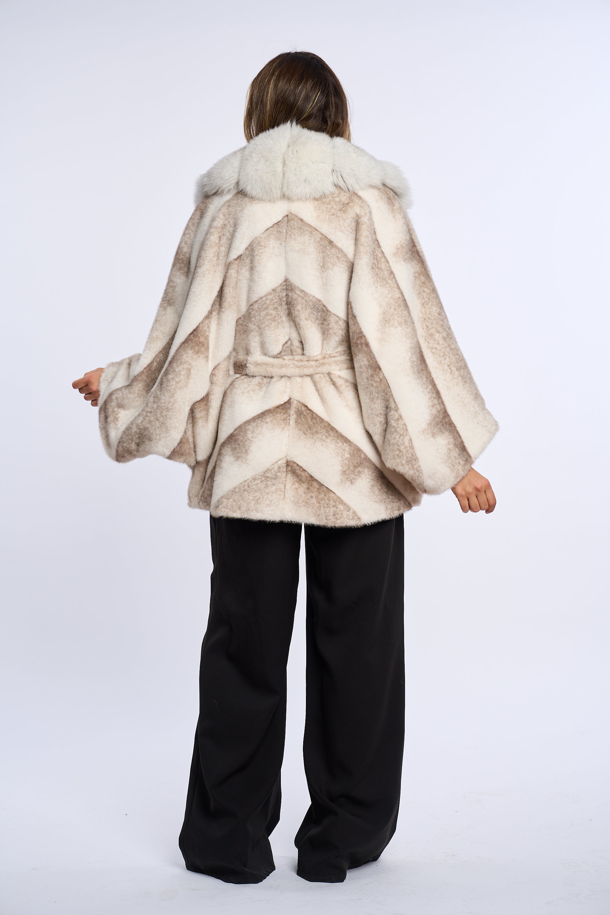 Palton alcantara stil fluture cu blana de vulpe, alb