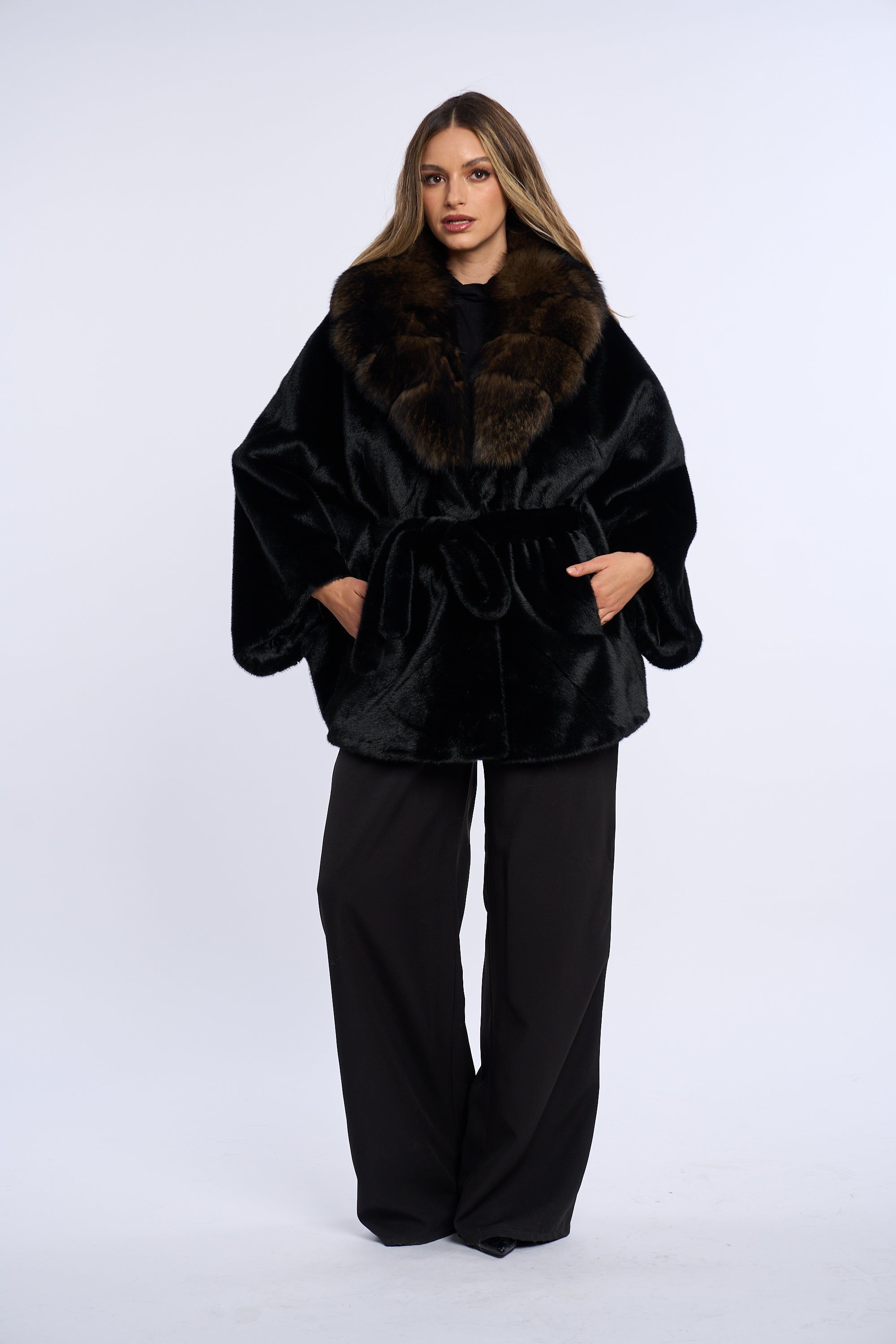 Palton alcantara stil fluture cu blana de vulpe, negru cu vulpe maro