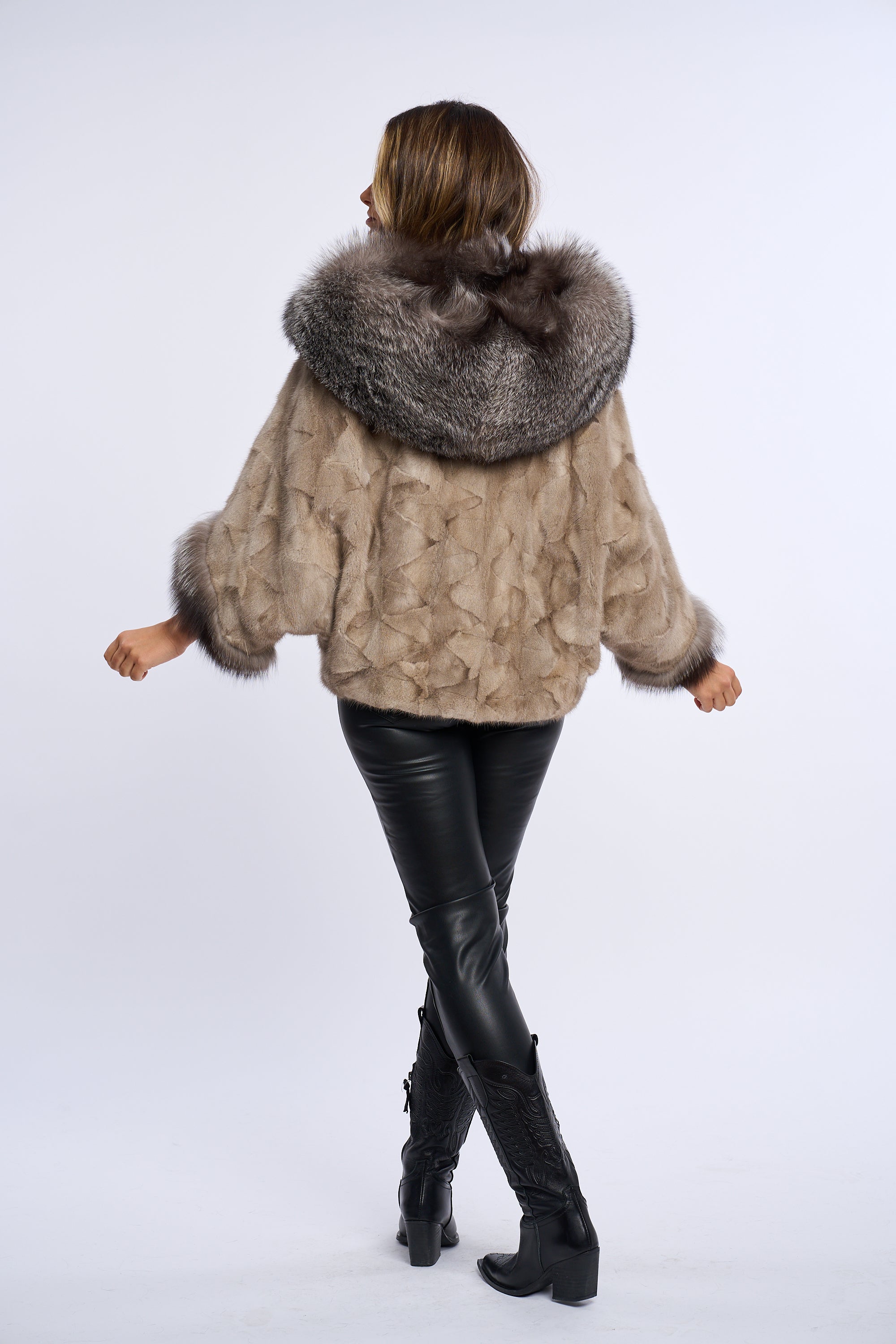 Haina blana naturala de vizon silver, poncho cu vulpe argintie