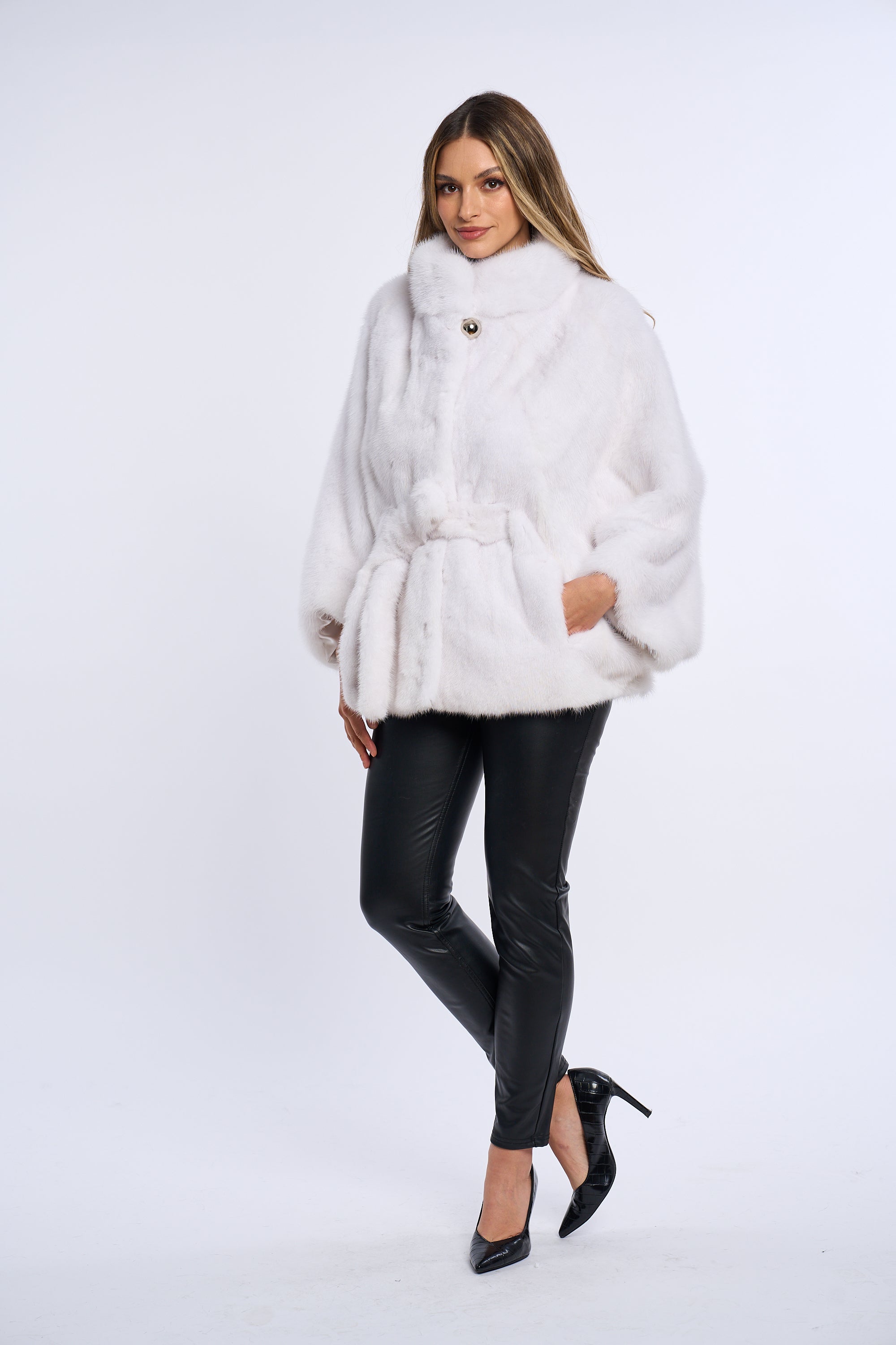 Haina vizon stil fluture, bucata intreaga, alb imaculat