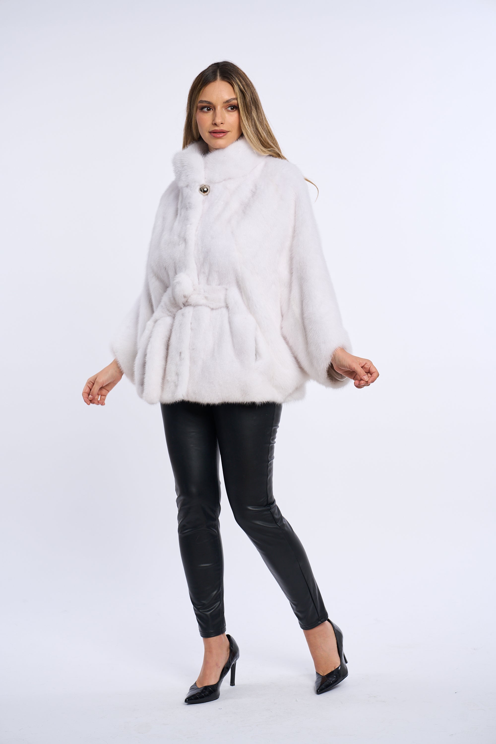 Haina vizon stil fluture, bucata intreaga, alb imaculat