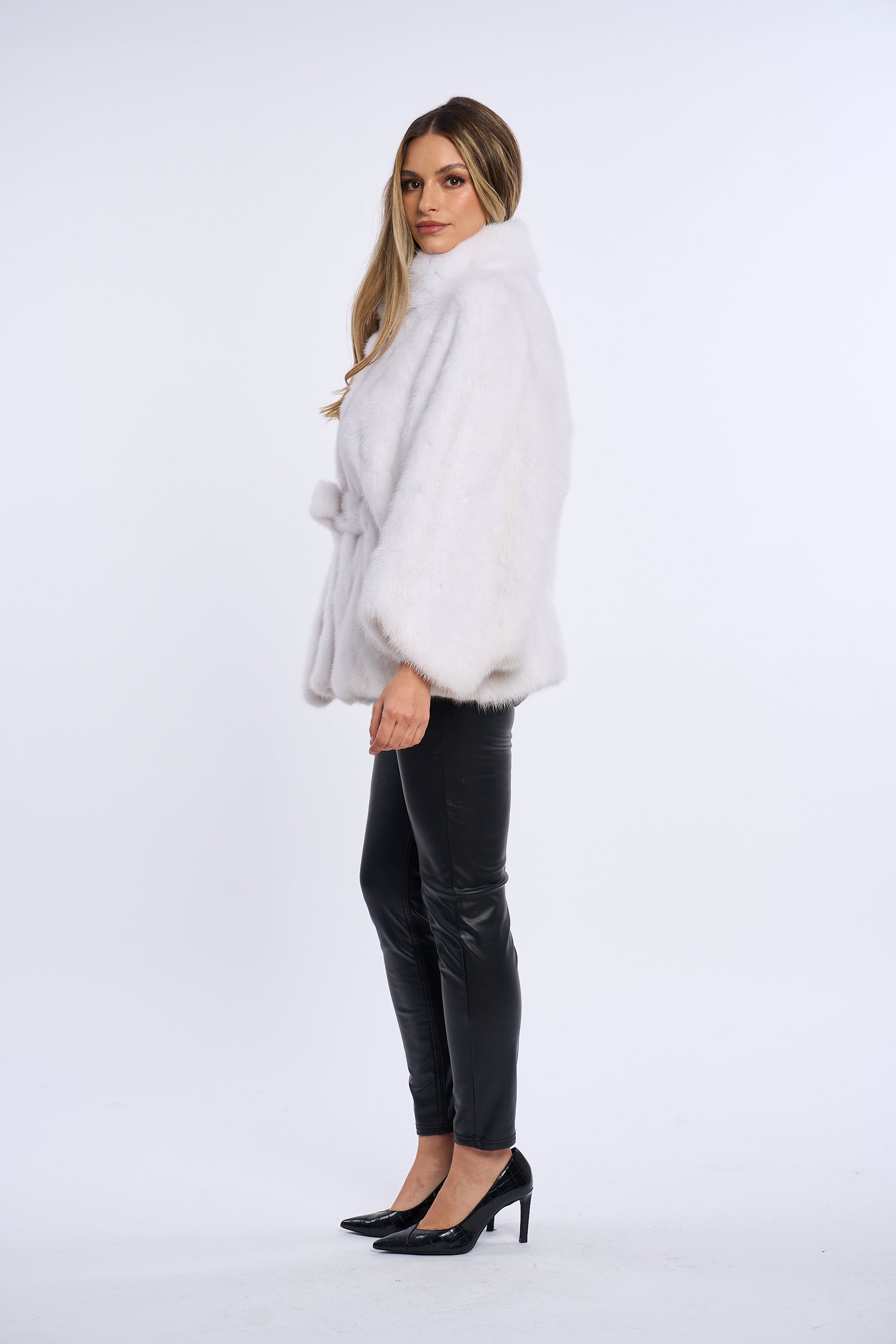 Haina vizon stil fluture, bucata intreaga, alb imaculat